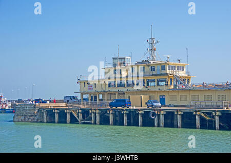 Ramsgate, Royal Harbour Brasserie Cafe e ufficio di controllo sul porto orientale Walll, Kent, Foto Stock