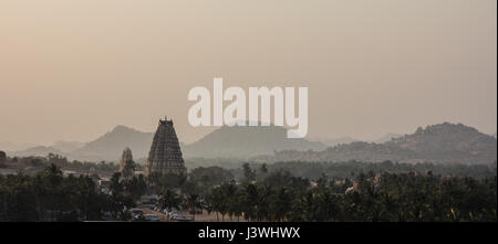 Vista da Matanga hills di Hampi, Karnataka, India. Tempio Viroopaksha visto nella rassegna. Foto Stock