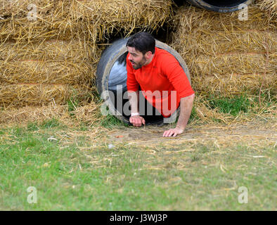 Robusto Mudder lancia nuove di zecca eventi a Henley on Thames,dura Mudder è un 12 mile (18-20 km) ostacolo corso destinato a test fisici e mentali forza 6 maggio 2017 foto da Brian Jordan Foto Stock