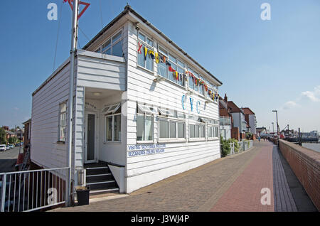 Burnham on Crouch, Essex, navigatori edificio dal fiume Crouch su Promemade Foto Stock