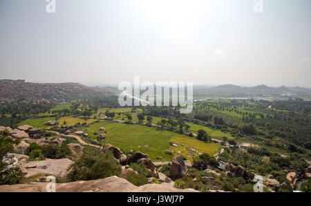 Vista dalle colline Anjaneya in Hampi, Karnataka, India. Villaggio di Hampi visto in background. Foto Stock