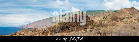 Vista ad ovest da Tacoron, El Hierro, Isole Canarie, verso El JULAN, con un hornito (senza rootless vent) in primo piano Foto Stock