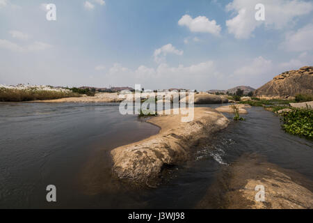 Fiume Tungabhadra in una giornata di sole, Hampi, Karnataka, India. Foto Stock