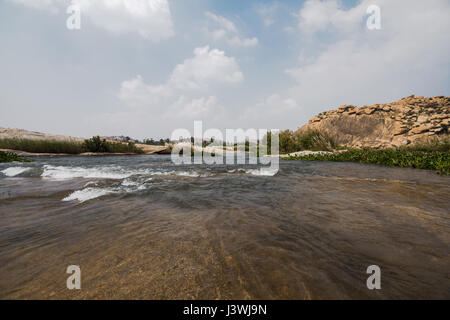 Fiume Tungabhadra in una giornata di sole, Hampi, Karnataka, India. Foto Stock