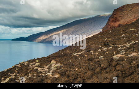 Vista ad ovest da Tacoron, El Hierro, Isole Canarie, verso El JULAN, un gigantesco argine coperto da giovani flussi di lava basaltica Foto Stock