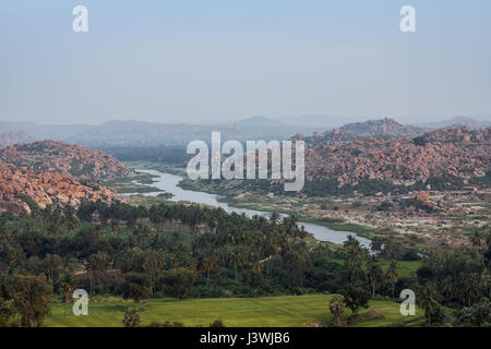 Vista dalle colline Anjaneya in Hampi, Karnataka, India. Villaggio di Hampi visto in background. Foto Stock