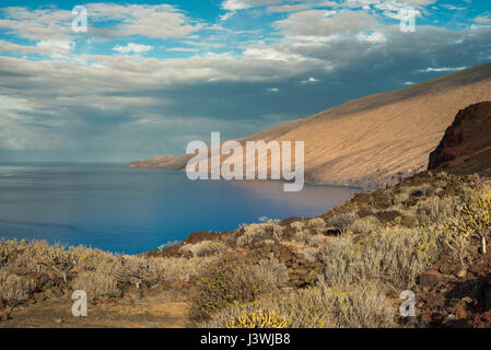 Vista ad ovest da Tacoron, El Hierro, Isole Canarie, verso El JULAN, un gigantesco argine coperto da giovani flussi di lava basaltica Foto Stock