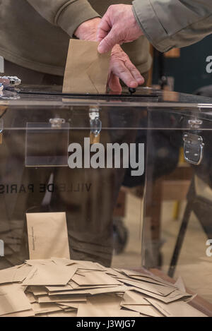 La mano di una persona la fusione di un ballottaggio in corrispondenza di una stazione di polling durante il voto in Francia Foto Stock