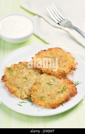 Fritti frittelle di patate su piastra Foto Stock
