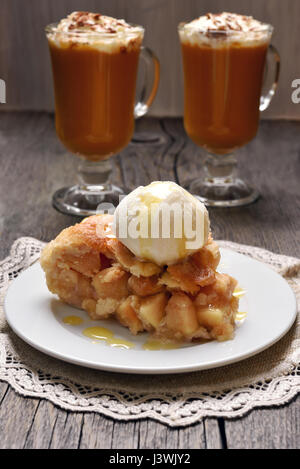Pezzo di torta di mele servita con gelato Foto Stock