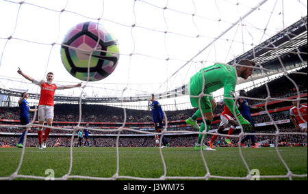 Arsenal's Danny Welbeck (oscurato) punteggi al suo fianco il secondo obiettivo del gioco durante il match di Premier League a Emirates Stadium di Londra. Foto Stock