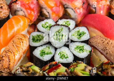 Close up di Kappa maki circondato da sushi Foto Stock