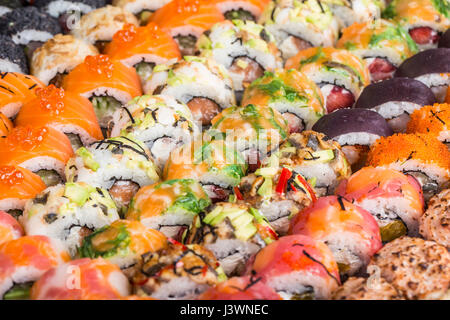Close up di diversi tipi di rotoli di sushi Foto Stock