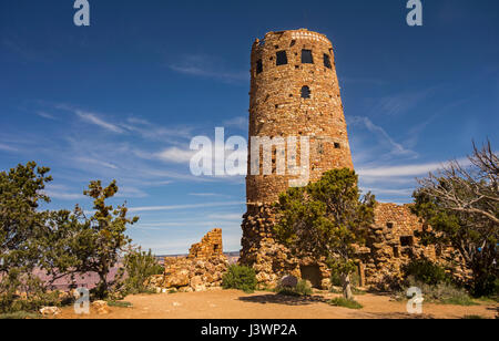Desert View Watchtower Vintage Stone Tower Exterior with Blue Skyline Landscape Grand Canyon South Rim National Park Arizona Stati Uniti Foto Stock