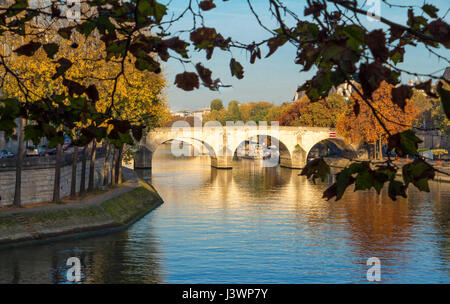 Il ponte() Pont Marie oltre il fiume Senna in mattina presto, Parigi, Francia. Foto Stock