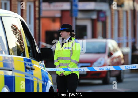 Polizia e chiudere la strada in Cockburn Street in Toxteth, Liverpool, dopo un due-anno-vecchia ragazza è rimasto gravemente ferito dopo essere stato attaccato da cani nel giardino di una casa in Liverpool. Foto Stock