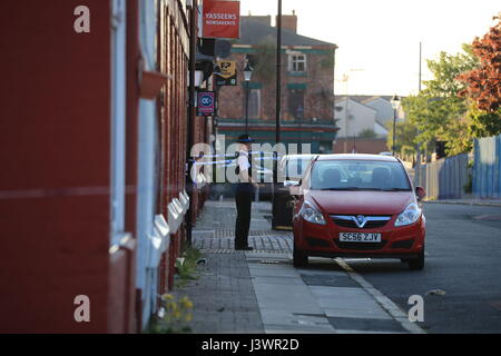 Polizia e chiudere la strada in Cockburn Street in Toxteth, Liverpool, dopo un due-anno-vecchia ragazza è rimasto gravemente ferito dopo essere stato attaccato da cani nel giardino di una casa in Liverpool. Foto Stock