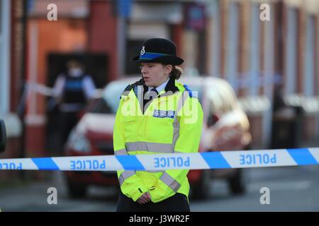 Polizia e chiudere la strada in Cockburn Street in Toxteth, Liverpool, dopo un due-anno-vecchia ragazza è rimasto gravemente ferito dopo essere stato attaccato da cani nel giardino di una casa in Liverpool. Foto Stock