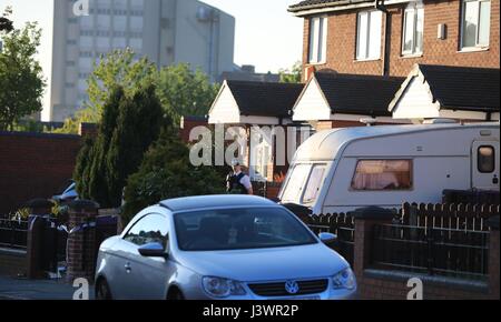 Polizia e chiudere la strada in Cockburn Street in Toxteth, Liverpool, dopo un due-anno-vecchia ragazza è rimasto gravemente ferito dopo essere stato attaccato da cani nel giardino di una casa in Liverpool. Foto Stock