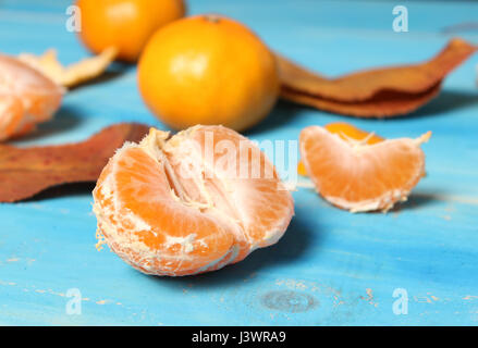 Tangerini su un blu scheda in legno Foto Stock