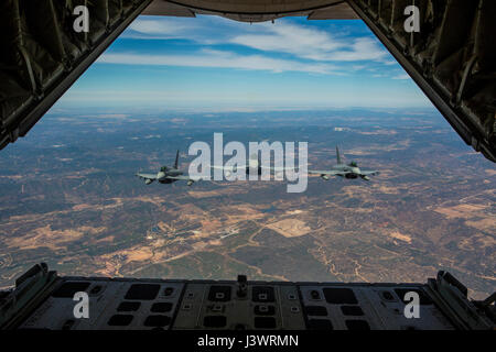 Tre spagnole Air Force Eurofighter Typhoon di aerei da combattimento escort un USMC KC-130J Hercules Tactical Aircraft durante un rifornimento di antenna missione oltre il Moron Air Base Agosto 13, 2015 vicino a Siviglia, Spagna. (Foto di Vitaliy Rusavskiy /US Marines via Planetpix) Foto Stock