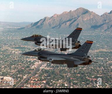 Due USAF F-16 Fighting Falcon fighter aircraft volare in formazione Aprile 8, 2015 su Arizona. (Foto di Jeffrey Allen /US Air Force via Planetpix) Foto Stock