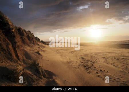 Tramonto sulle dune di sabbia in spiaggia Holkham, Wells-Next-The-Sea, Norfolk, Inghilterra, Regno Unito Foto Stock