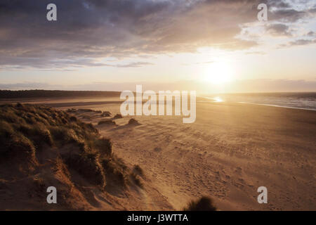 Tramonto sulle dune di sabbia in spiaggia Holkham, Wells-Next-The-Sea, Norfolk, Inghilterra, Regno Unito Foto Stock