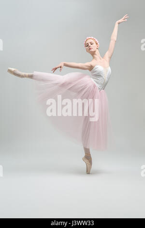 La bionda ballerina in studio Foto Stock