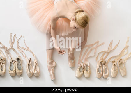La bionda ballerina in studio Foto Stock