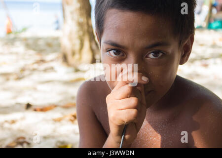 Tikopia, Isole Salomone - 4 Marzo 2017: Ritratto di un ragazzo tikopian presso la spiaggia. Foto Stock