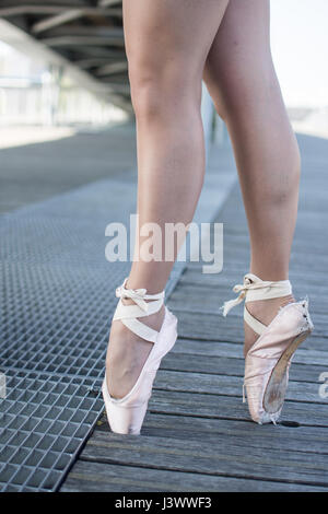 Una ballerina è in fase di riscaldamento con pointes Foto Stock