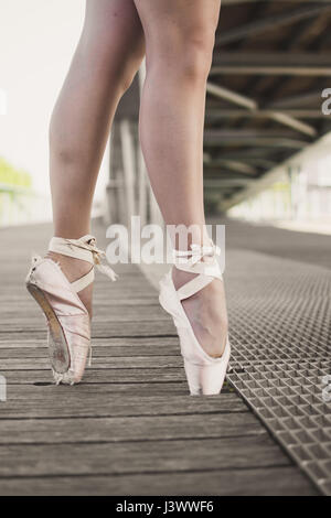 Una ballerina è in fase di riscaldamento con pointes Foto Stock