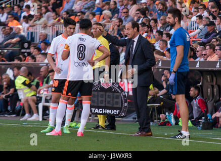 18 Carlos Soler del Valencia CF (L) 08 Enzo Perez di Valencia CF (C) e capo allenatore del Valencia CF Voro Gonzalez durante lo spagnolo La Liga Santander partita di calcio tra Valencia CF vs Club Atlético Osasuna a Mestalla stadio il 7 maggio 2017. Foto Stock