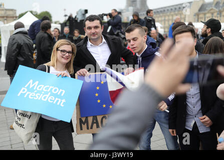 Parigi, Francia. 07 Maggio, 2017. Anhänger des Kandidaten sozialliberalen Macron sind am 07.05.2017 am Louvre di Parigi. Macron tritt in der Stichwahl um das Präsidentenamt in Frankreich gegen Le Pen von der Fronte Nazionale un. Foto: Michael Kappeler foto: Michael Kappeler/dpa/Alamy Live News Foto Stock