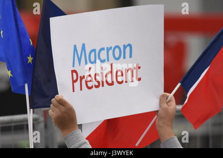 Parigi, Francia. 07 Maggio, 2017. Julien Mattia/Le Pictorium - ventilatori di Emmanuel Macron al Louvres - 07/05/2017 - Francia/Ile-de-France (regione)/Parigi - i sostenitori di Emmanuel Macron ha cominciato ad arrivare al Louvres in attesa dei risultati del secondo turno. Credito: LE PICTORIUM/Alamy Live News Foto Stock