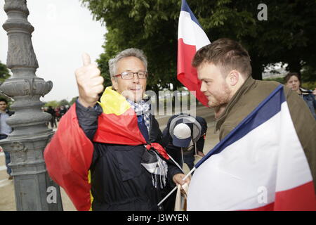 Parigi, Francia. 07 Maggio, 2017. Paolo Barlet/Le Pictorium - ventilatori di Emmanuel Macron presso il Louvre - 07/05/2017 - Francia/Ile-de-France (regione)/Parigi - i sostenitori di Emmanuel Macron ha cominciato ad arrivare al Louvre in attesa dei risultati del secondo turno. Credito: LE PICTORIUM/Alamy Live News Foto Stock