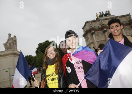 Parigi, Francia. 07 Maggio, 2017. Paolo Barlet/Le Pictorium - ventilatori di Emmanuel Macron presso il Louvre - 07/05/2017 - Francia/Ile-de-France (regione)/Parigi - i sostenitori di Emmanuel Macron ha cominciato ad arrivare al Louvre in attesa dei risultati del secondo turno. Credito: LE PICTORIUM/Alamy Live News Foto Stock