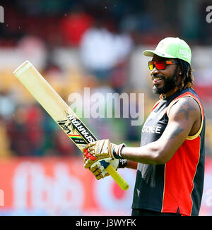 Bengaluru, India, il 7 maggio 2017. RCB Battitore del Chris Gayle durante la sessione di pratica in anticipo del match tra RCB Vs KKR in Chinnasamy Stadium, Bengaluru, durante il sistema di epilazione a luce pulsata stagione 10 il 7 maggio 2017. Credito: Seshadri SUKUMAR/Alamy Live News Foto Stock