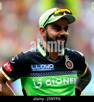 Bengaluru, India, il 7 maggio 2017. RCB Capitano Virat Kohli prima della statrt del match tra RCB Vs KKR in Chinnasamy Stadium, Bengaluru, durante il sistema di epilazione a luce pulsata stagione 10 il 7 maggio 2017. Credito: Seshadri SUKUMAR/Alamy Live News Foto Stock