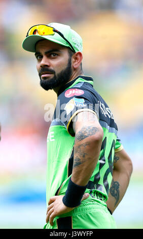 Bengaluru, India, il 7 maggio 2017. RCB Capitano Virat Kohli prima della statrt del match tra RCB Vs KKR in Chinnasamy Stadium, Bengaluru, durante il sistema di epilazione a luce pulsata stagione 10 il 7 maggio 2017. Credito: Seshadri SUKUMAR/Alamy Live News Foto Stock