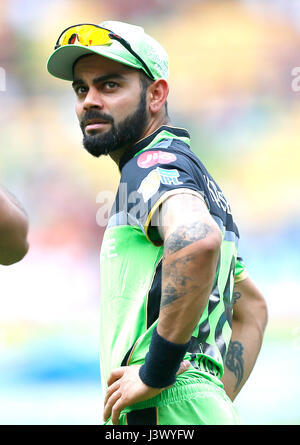 Bengaluru, India, il 7 maggio 2017. Virat Kohli prima dell' inizio della partita tra RCB Vs KKR in Chinnasamy Stadium, Bengaluru, durante il sistema di epilazione a luce pulsata stagione 10 il 7 maggio 2017. Credito: Seshadri SUKUMAR/Alamy Live News Foto Stock