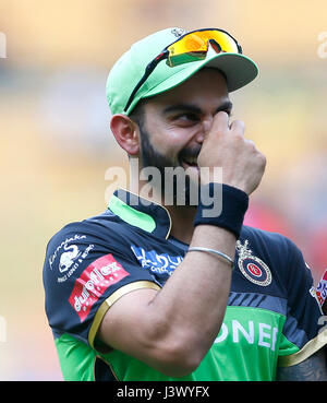 Bengaluru, India, il 7 maggio 2017. RCB Capitano Virat Kohli in un lightermoment prima della partita tra RCB Vs KKR in Chinnasamy Stadium, Bengaluru, durante il sistema di epilazione a luce pulsata stagione 10 il 7 maggio 2017. Credito: Seshadri SUKUMAR/Alamy Live News Foto Stock