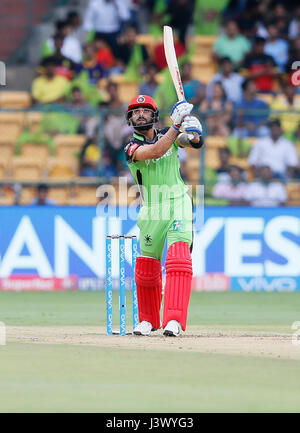 Bengaluru, India, il 7 maggio 2017. Virat Kohli in azione durante il match tra RCB Vs KKR in Chinnasamy Stadium, Bengaluru, durante il sistema di epilazione a luce pulsata stagione 10 il 7 maggio 2017. Credito: Seshadri SUKUMAR/Alamy Live News Foto Stock