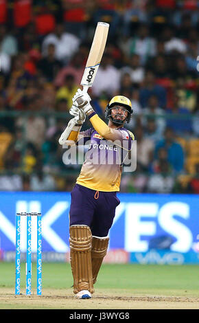 Bengaluru, India, il 7 maggio 2017. Sunil Narine di KKR inviando la palla di S.Arvind durante il match tra RCB Vs KKR in Chinnasamy Stadium, Bengaluru, durante il sistema di epilazione a luce pulsata stagione 10 il 7 maggio 2017. Credito: Seshadri SUKUMAR/Alamy Live News Foto Stock