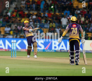 Bengaluru, India, il 7 maggio 2017. Chris LYNN KKR per aggancio a sei dalla balll di Aniket Choudhary durante il match tra RCB Vs KKR in Chinnasamy Stadium, Bengaluru, durante il sistema di epilazione a luce pulsata stagione 10 il 7 maggio 2017. Credito: Seshadri SUKUMAR/Alamy Live News Foto Stock