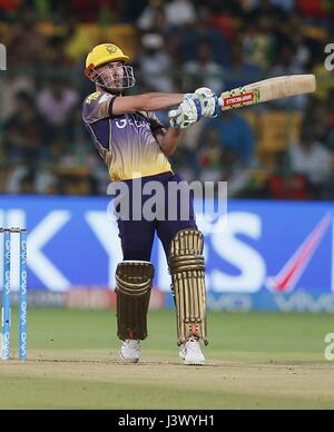 Bengaluru, India, il 7 maggio 2017. Chris LYNN KKR per aggancio a sei dalla balll di Aniket Choudhary durante il match tra RCB Vs KKR in Chinnasamy Stadium, Bengaluru, durante il sistema di epilazione a luce pulsata stagione 10 il 7 maggio 2017. Credito: Seshadri SUKUMAR/Alamy Live News Foto Stock