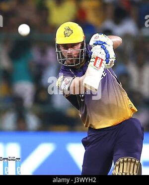 Bengaluru, India, il 7 maggio 2017. Chris LYNN KKR per aggancio a sei dalla balll di Aniket Choudhary durante il match tra RCB Vs KKR in Chinnasamy Stadium, Bengaluru, durante il sistema di epilazione a luce pulsata stagione 10 il 7 maggio 2017. Credito: Seshadri SUKUMAR/Alamy Live News Foto Stock