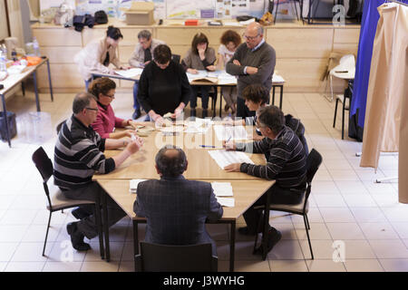 Saint Etienne de Chigny, Francia. Il 7 maggio, 2017. Il conteggio viene avviato nel 2017 Preseidential francese elezione a Saint Etienne de Chigny, Francia. Credito: Julian Elliott/Alamy Live News Foto Stock