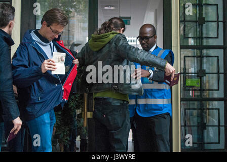 Londra, Regno Unito. 07 Maggio, 2017. Le lunghe code e rigorosa sicurezza presso il francese il voto elettorale 2017 al Lycée Francais Charles de Gaulle la scuola primaria a South Kensington. Credito: JOHNNY ARMSTEAD/Alamy Live News Foto Stock